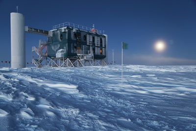 IceCube Neutrino Observatory na Antarktyce