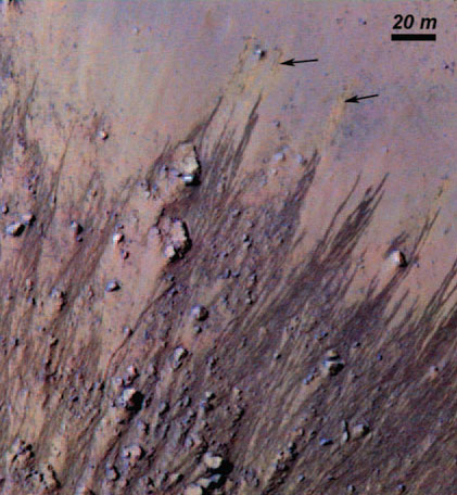 tajemnicze smugi na powierzchni Marsa