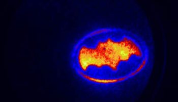 wiązka zimnych elektronów o kształcie przypominającym logo Batmana